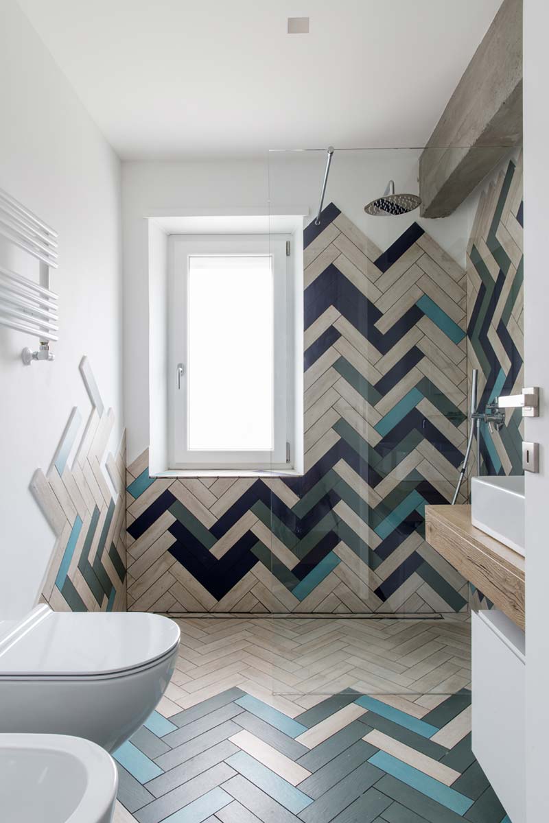 Badkamerontwerp met kleurrijke visgraat tegels