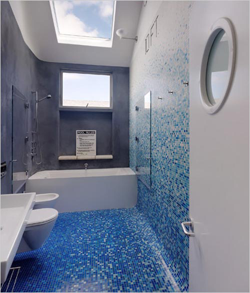 Blauwe badkamer met dakraam