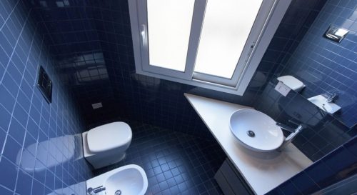 Blauwe driehoek badkamer