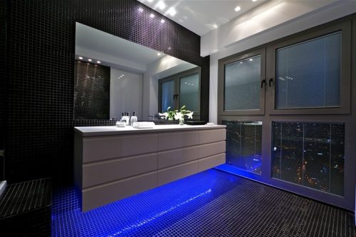 Blauwe led-verlichting in moderne penthouse badkamer
