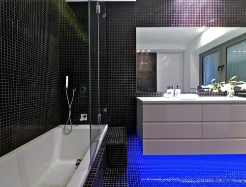 Blauwe led-verlichting in moderne penthouse badkamer