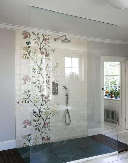 Bloemen tegels in inloopdouche