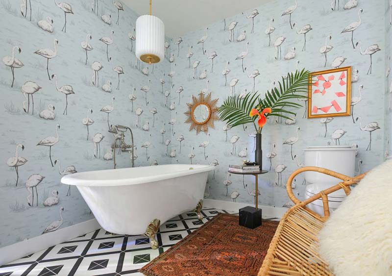 Bohemian badkamer met flamingo behang