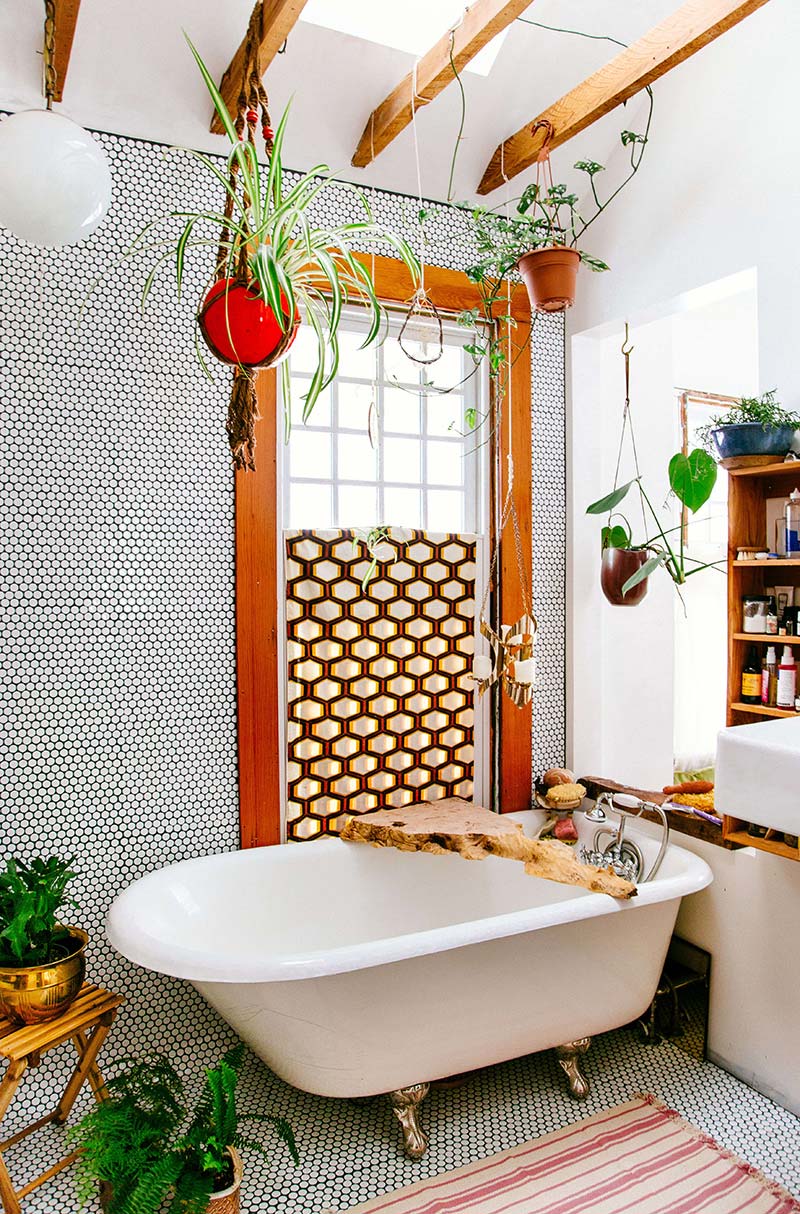 Bohemian badkamer Urban jungle met pennytiles