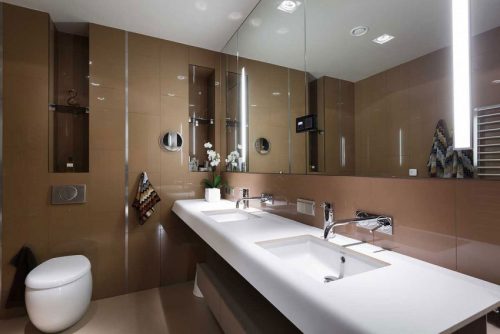 Bruine wandtegels in luxe badkamer