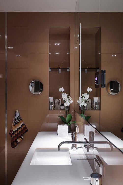 Bruine wandtegels in luxe badkamer