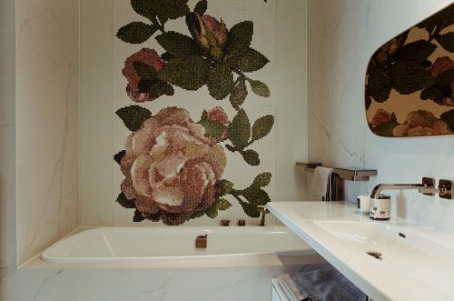 Chique badkamer met grote bloem aan de muur