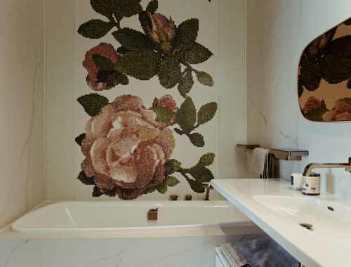 Chique badkamer met grote bloem aan de muur