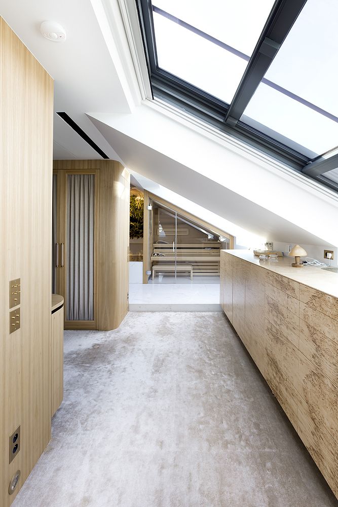 Chique luxe open badkamer met plantenwand