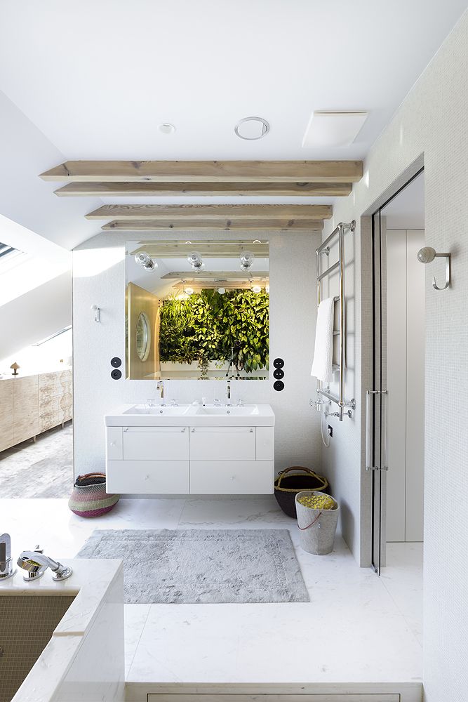 Chique luxe open badkamer met plantenwand