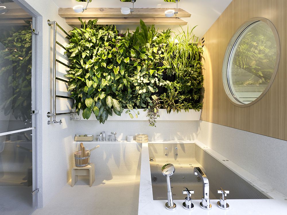 Chique luxe open badkamer met plantenwand