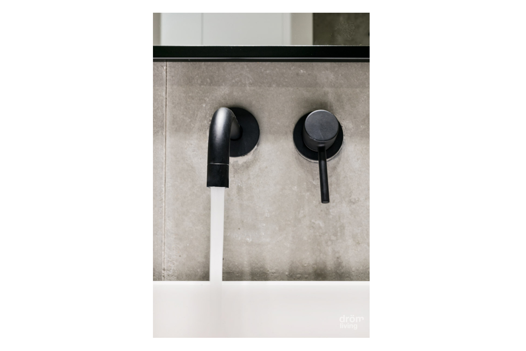 Compacte badkamer en suite in een stoer industrieel tintje