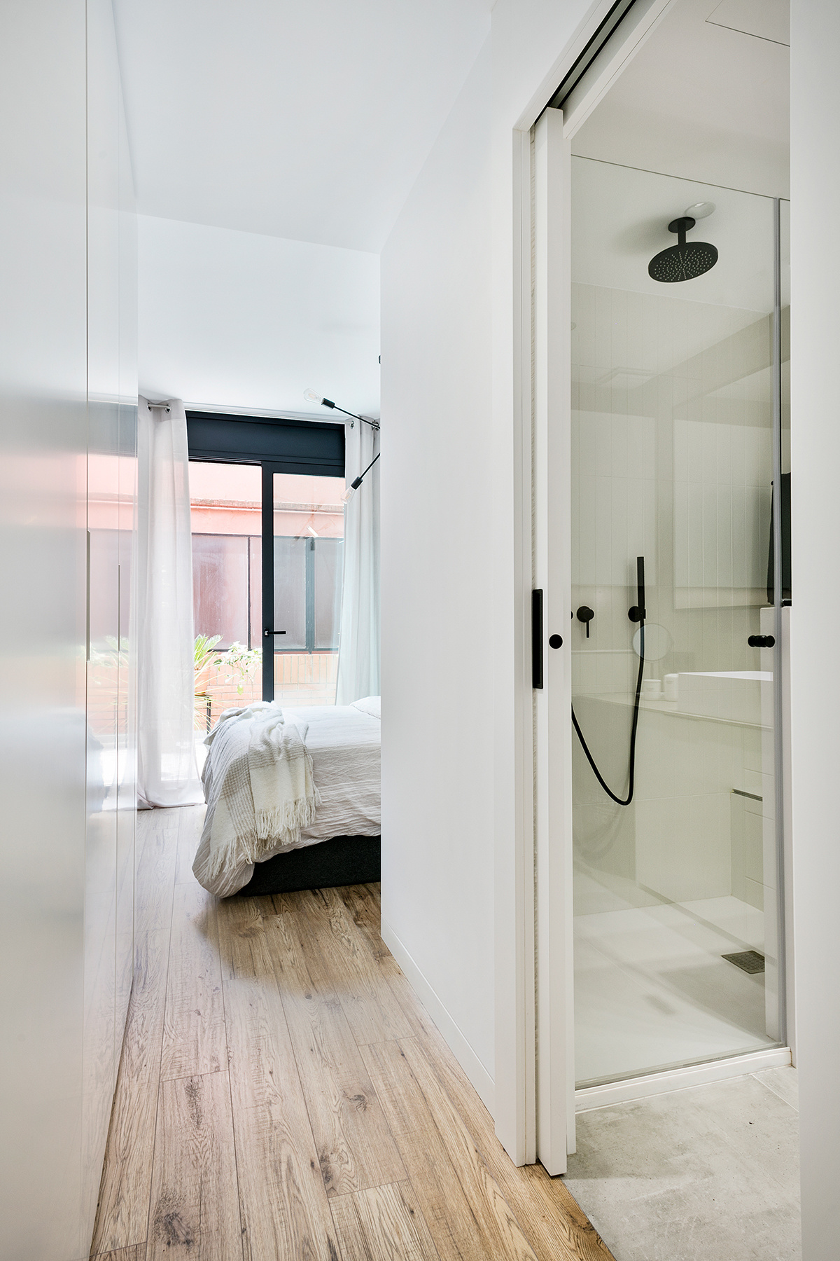 Compacte badkamer en suite in een stoer industrieel tintje