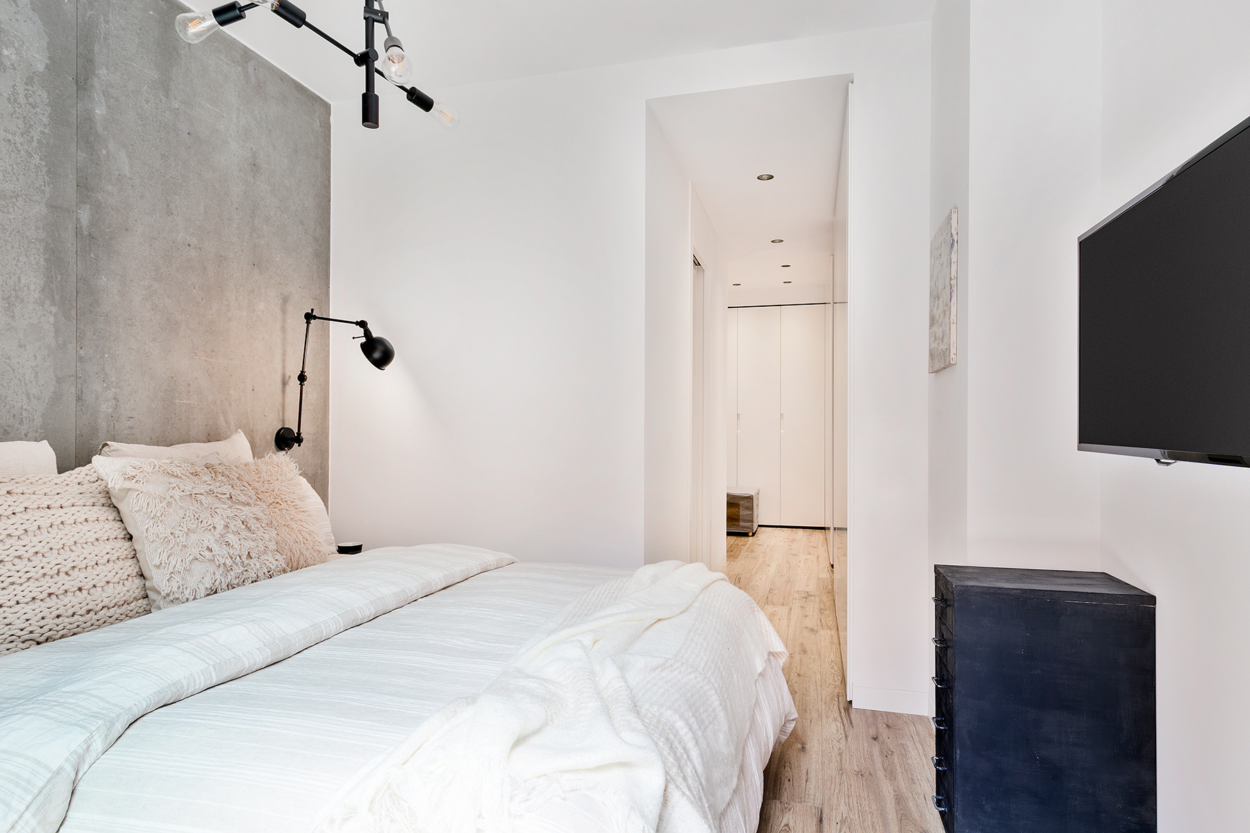 Compacte badkamer en suite in een stoer industrieel tintje