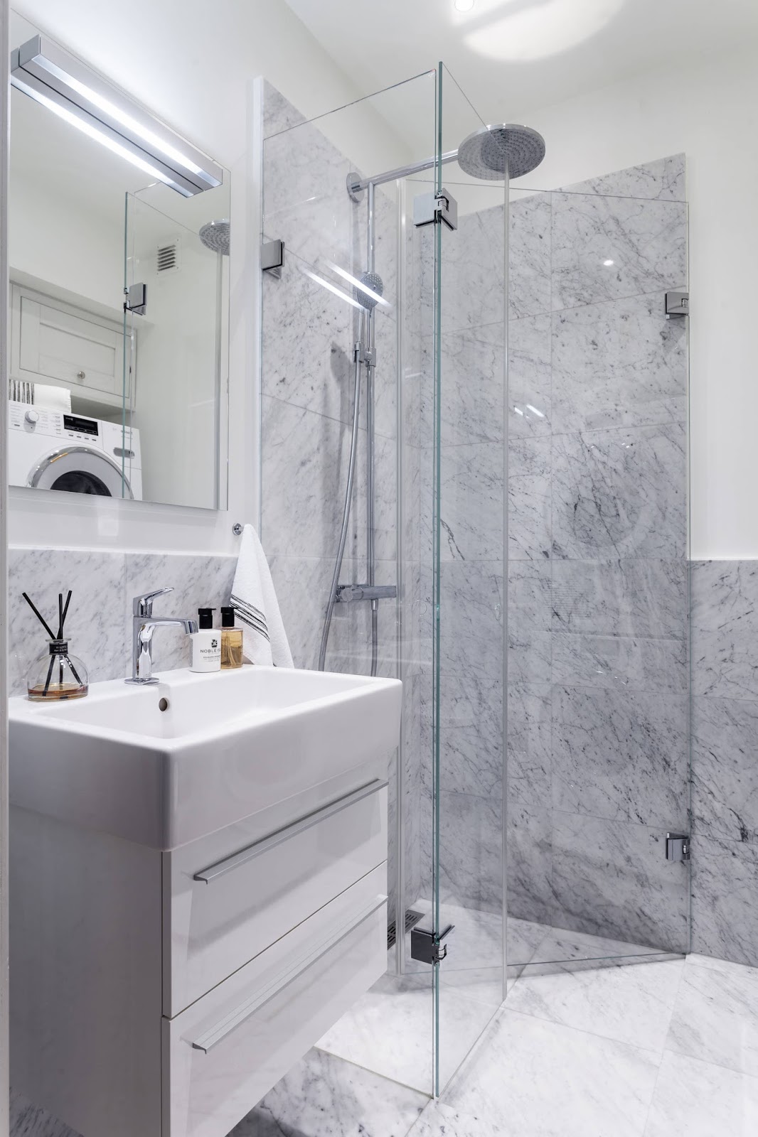 De chique badkamer van een klein appartement van 23m2