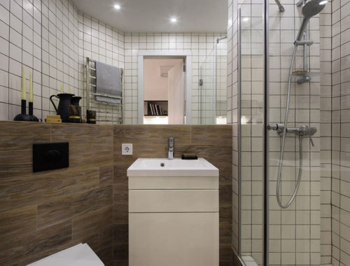 De kleine badkamer van een klein appartement van 17m2
