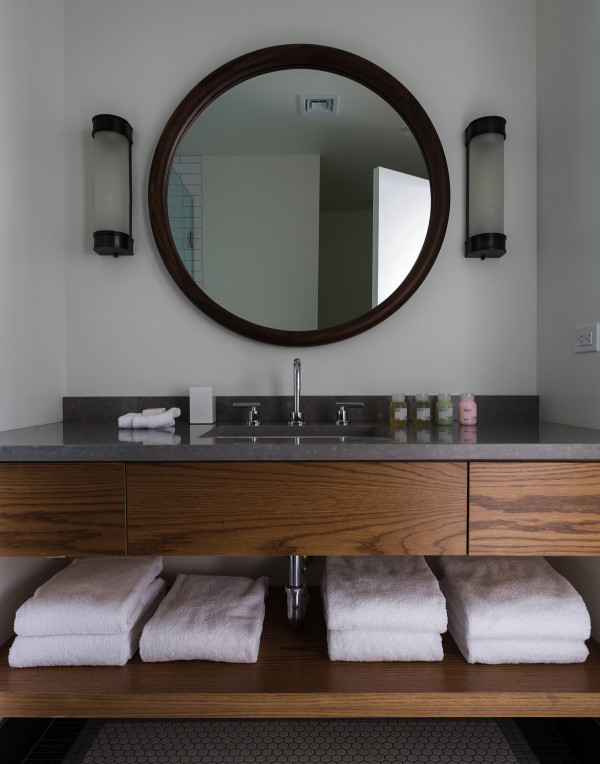 De kleine chique badkamer van Roost Apartment hotel