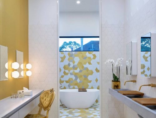 Deze badkamer met makeup tafel heeft hele leuke ruiten tegels