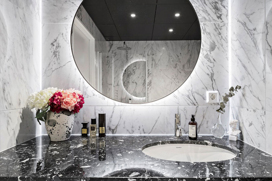 Deze chique badkamer heeft een strak en zwart plafond gekregen!