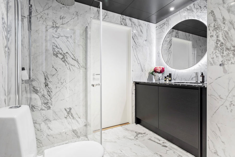 Deze chique badkamer heeft een strak en zwart plafond gekregen!