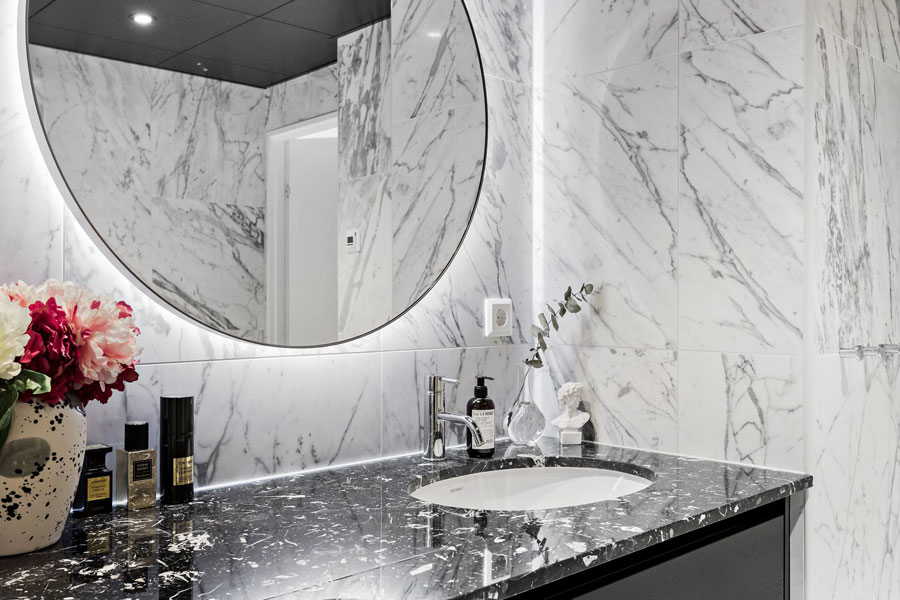 Deze chique badkamer heeft een strak en zwart plafond gekregen!