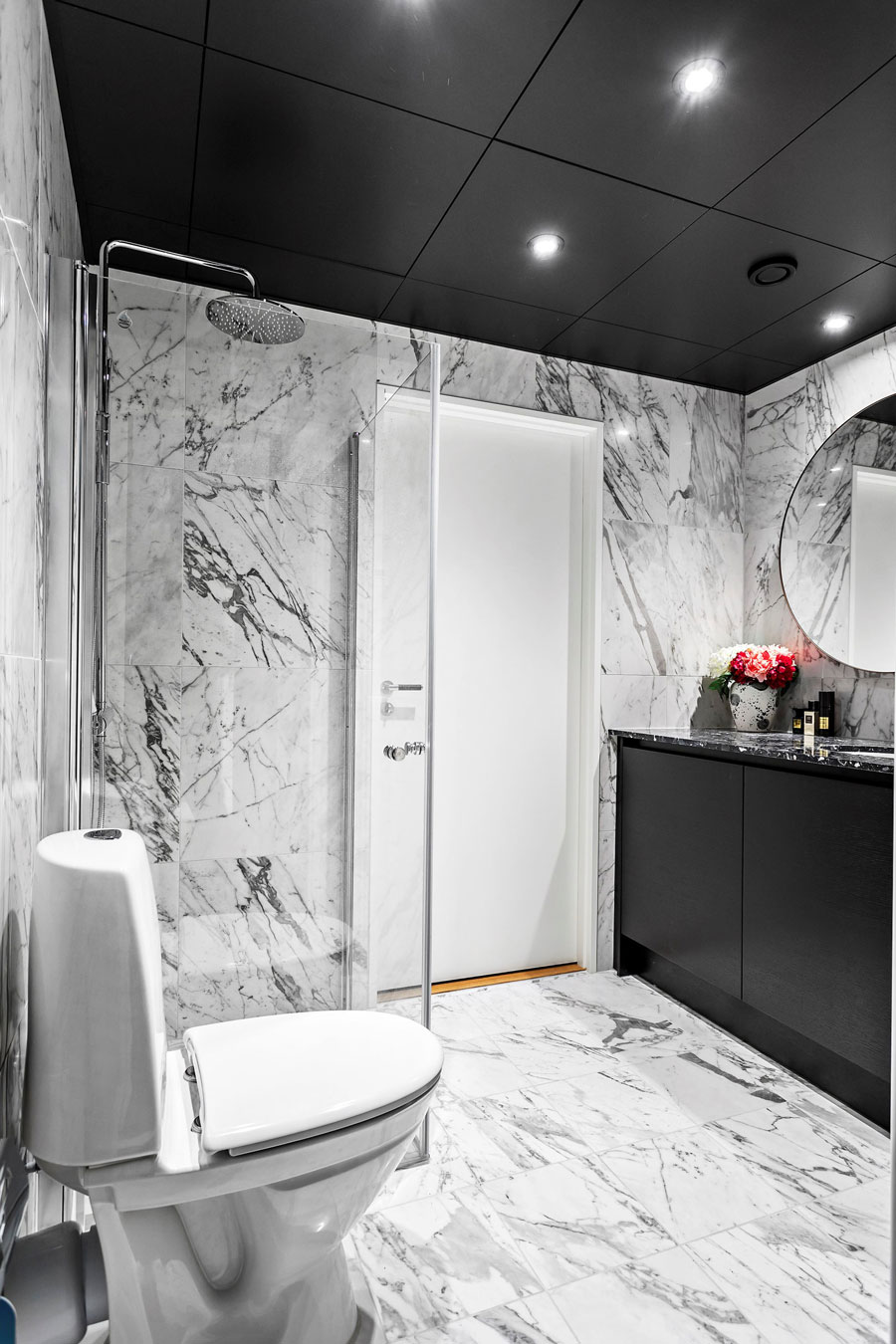 Deze chique badkamer heeft een strak en zwart plafond gekregen!