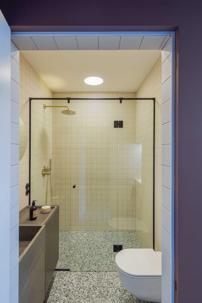 Deze fijne kleine badkamer is ontworpen door October Design Studio