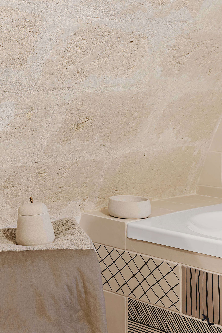 Deze kleine badkamer is voorzien van een geweldig mooi stenen plafond!