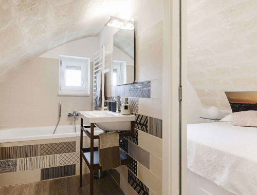 Deze kleine badkamer is voorzien van een geweldig mooi stenen plafond!