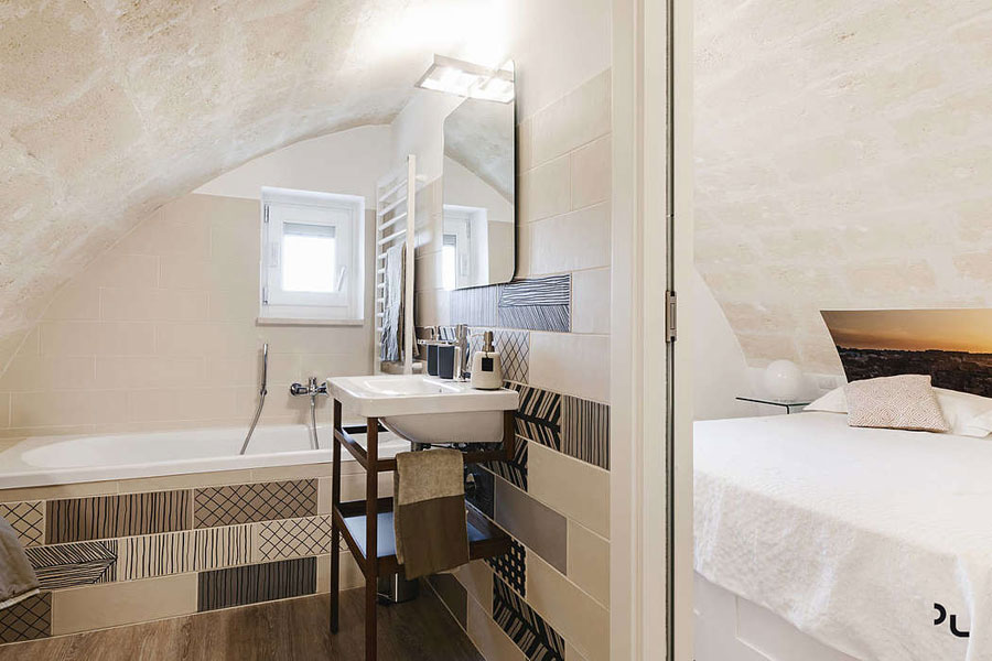 Deze kleine badkamer is voorzien van een geweldig mooi stenen plafond!