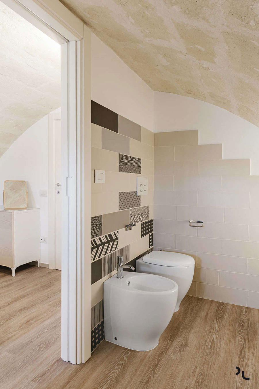 Deze kleine badkamer is voorzien van een geweldig mooi stenen plafond!