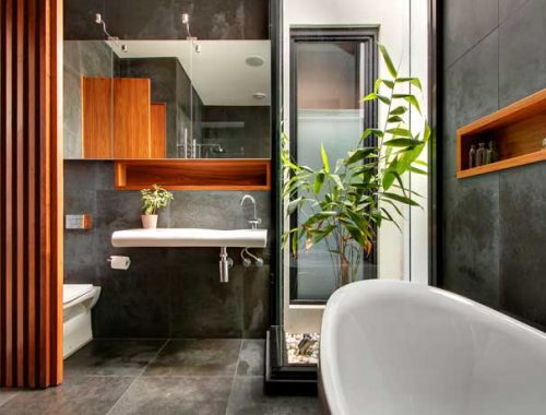 Deze moderne badkamer heeft een Balinese sfeer gekregen