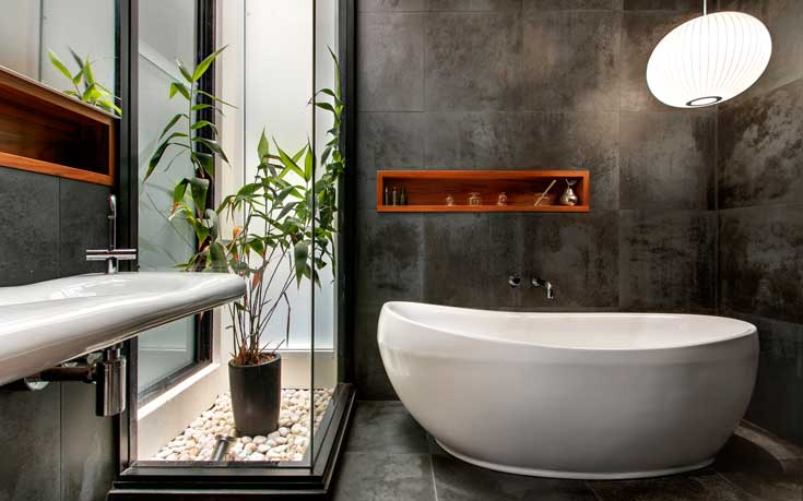 Deze moderne badkamer heeft een Balinese sfeer gekregen