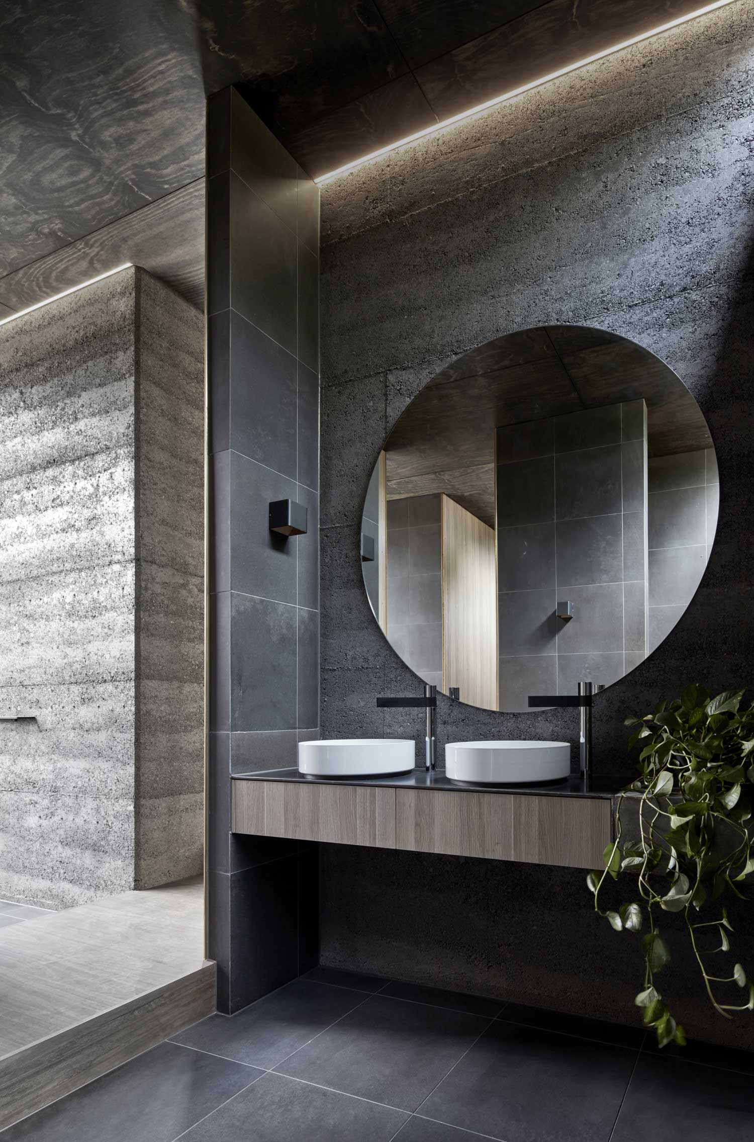 Deze moderne badkamer heeft een buitendouche gekregen!