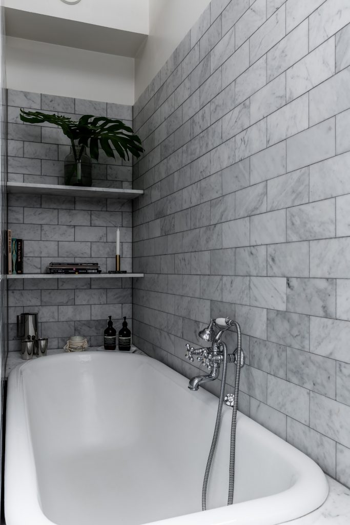 Deze Scandinavische badkamer is ingericht met een klassieke look