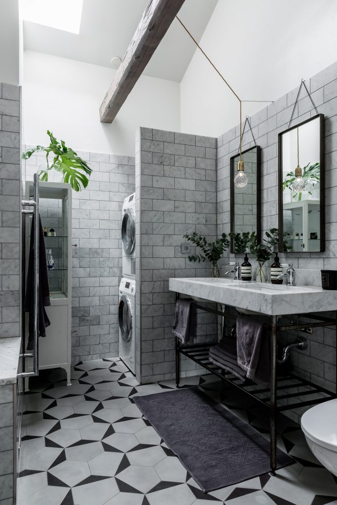Deze Scandinavische badkamer is ingericht met een klassieke look