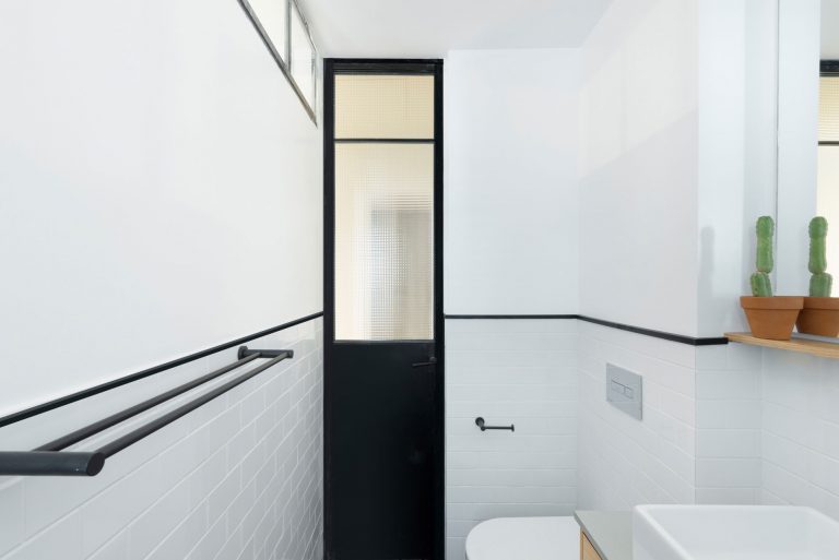 Diepe smalle badkamer met een modern industrieel tintje