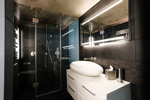 Donkere loft badkamer
