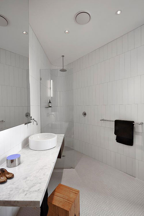 Driehoekige witte badkamer