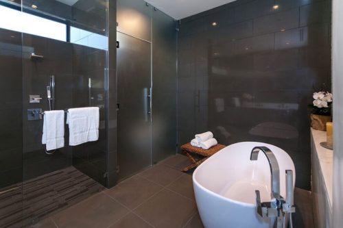 Dubbele douche in moderne badkamer