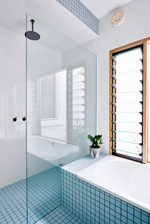 Een roze en een blauwe badkamer