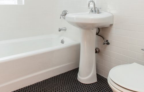 Eenvoudig maar super stoere badkamer door Famurat Builders
