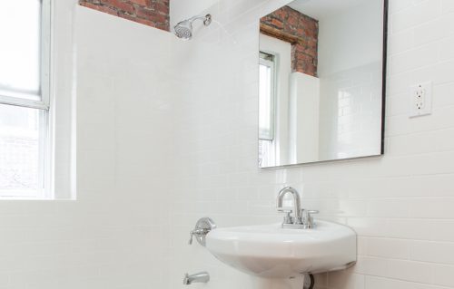 Eenvoudig maar super stoere badkamer door Famurat Builders