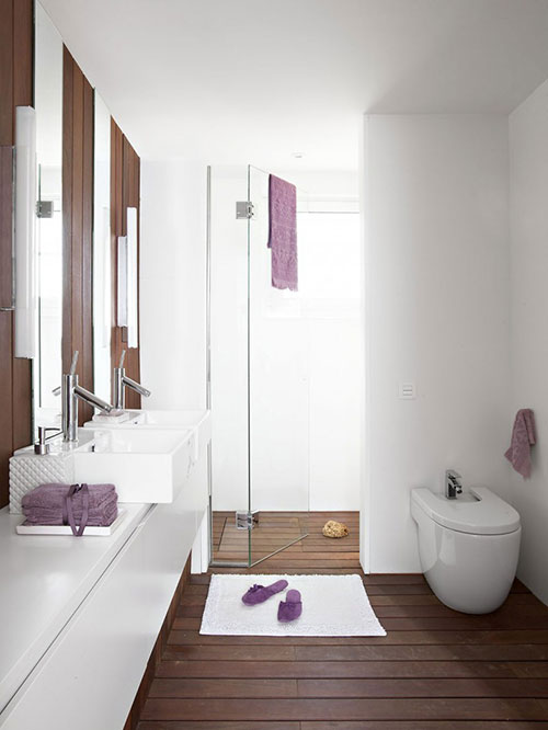 Elegante badkamer met paarse accessoires