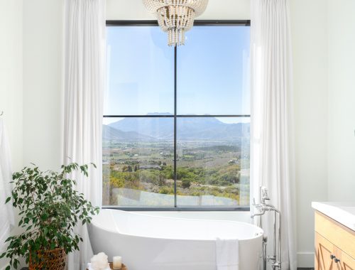 En suite badkamer met uitzicht op de bergen