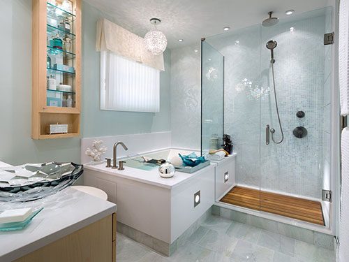 Frisse badkamer met bad en inloopdouche