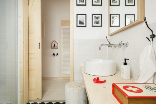 Frisse kleine badkamer met dakraam