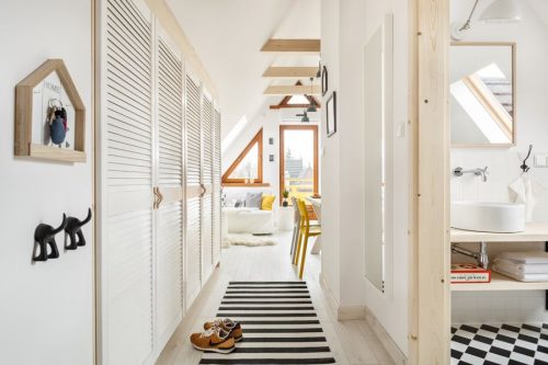 Frisse kleine badkamer met dakraam