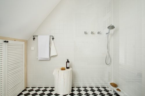 Frisse kleine badkamer met dakraam