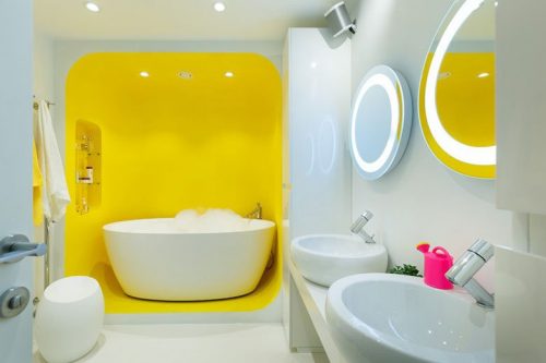 Futuristische witte badkamer met geel